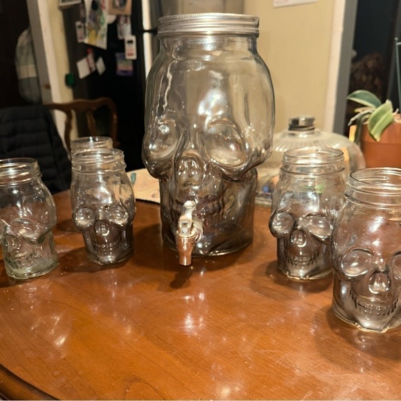 In time for Halloween SKULL DRINK HEAD AND CUPS - Picture 2 of 5